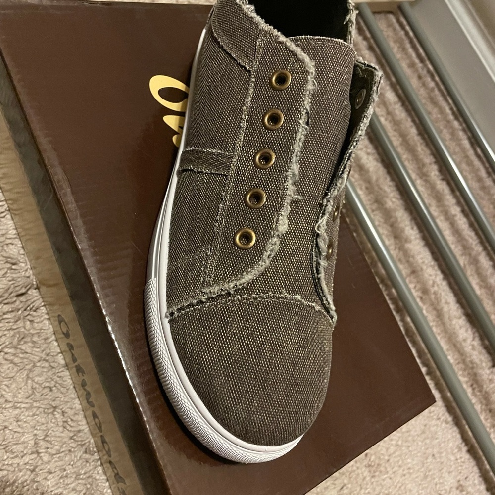 Outwoods causal, sz 8, shoes. Brand new in box!